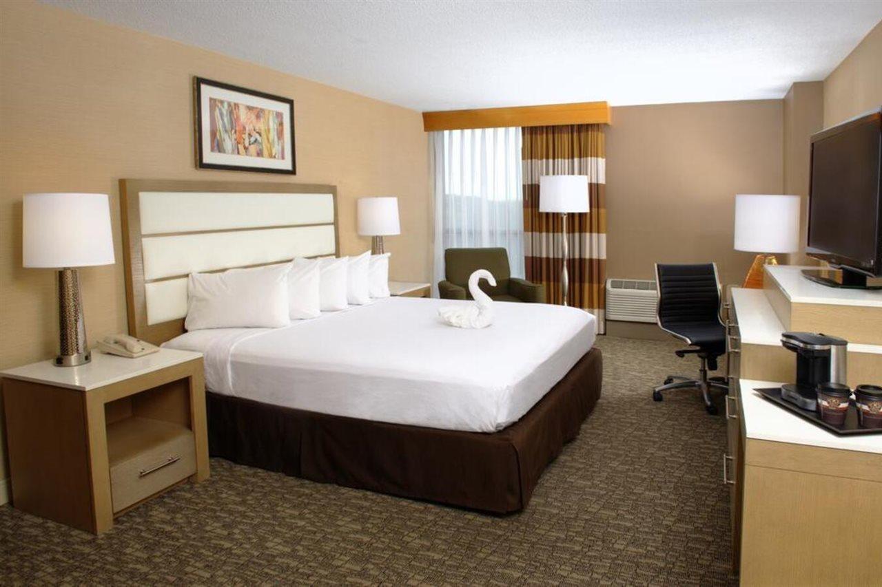 Doubletree By Hilton Virginia Beach Exterior photo